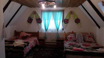 Фото номера Номер Делюкс с 2 кроватями размера «queen-size» Проживание в семье Casuta Bunicilor г. Breb 3